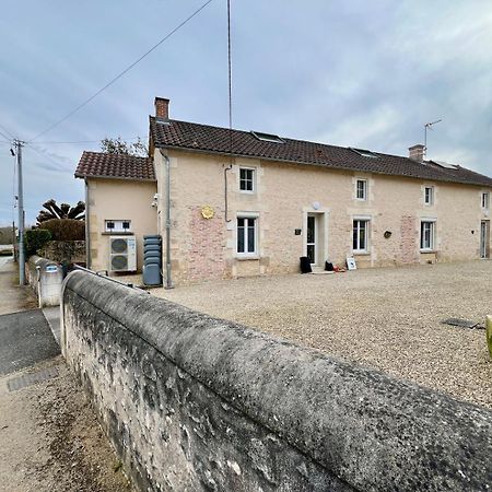 Chez Marcel - Maison 3 Chambres Lussac-les-Châteaux Exterior foto