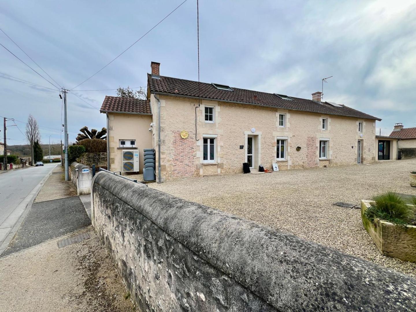 Chez Marcel - Maison 3 Chambres Lussac-les-Châteaux Exterior foto